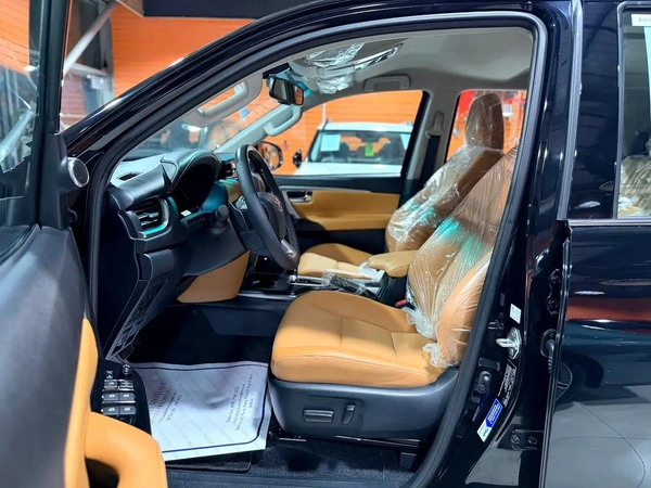 Toyota Fortuner VXR 2025 0km - GCC Specs with 5 years warranty from the dealer