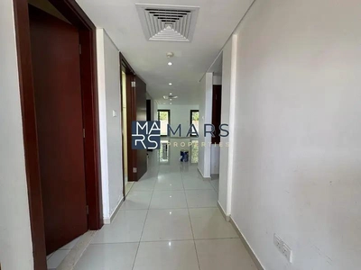Middle Unit | Prime Location | Ready To Move-4