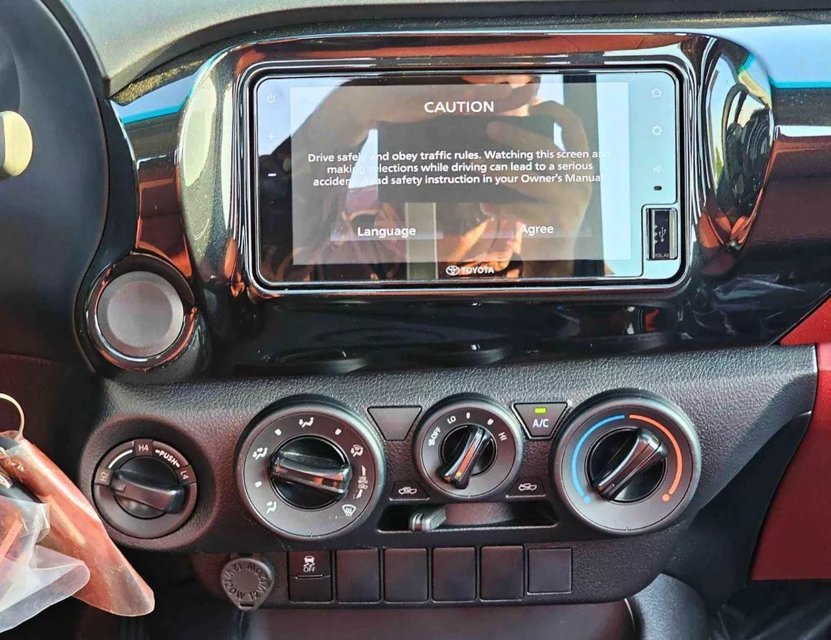 Toyota Hilux GL SINGLE CABIN BASIC / 5 + 2 HOOKS LONG BODY / 2.4L DIESEL M/T / PWR WINDOWS (CODE # DMSC)-11-0