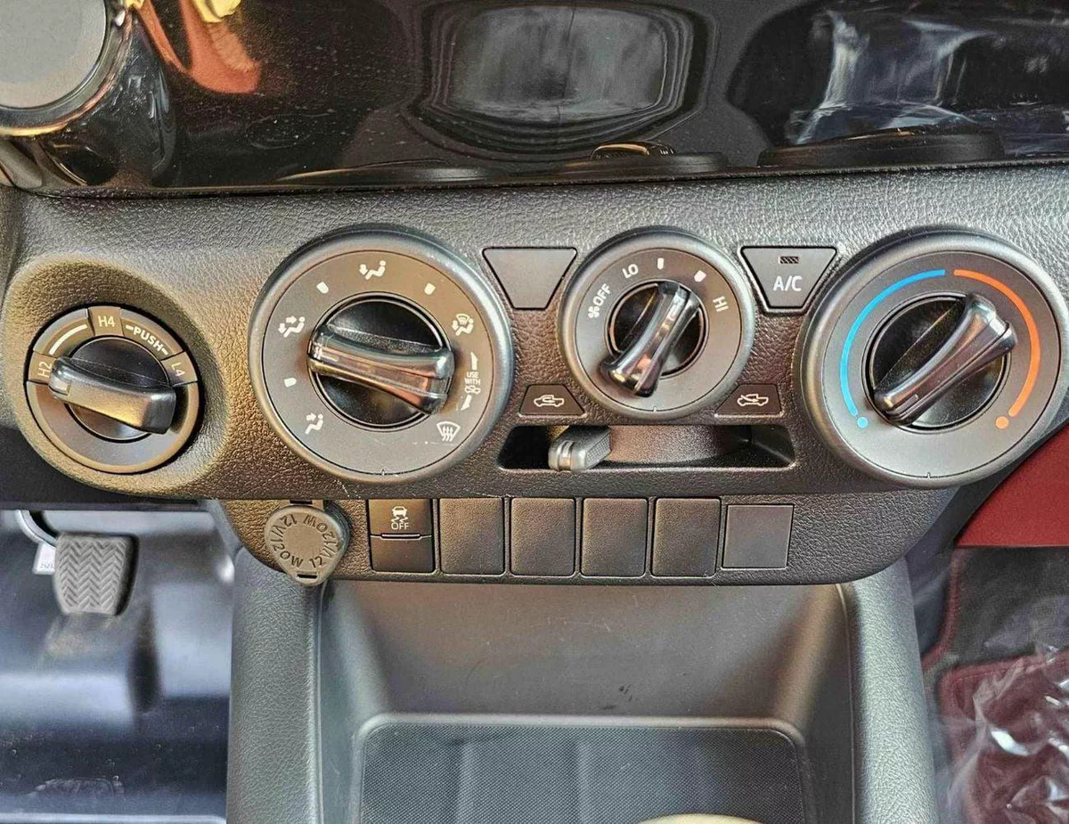 Toyota Hilux GL SINGLE CABIN BASIC / 5 + 2 HOOKS LONG BODY / 2.4L DIESEL M/T / PWR WINDOWS (CODE # DMSC)-12-0