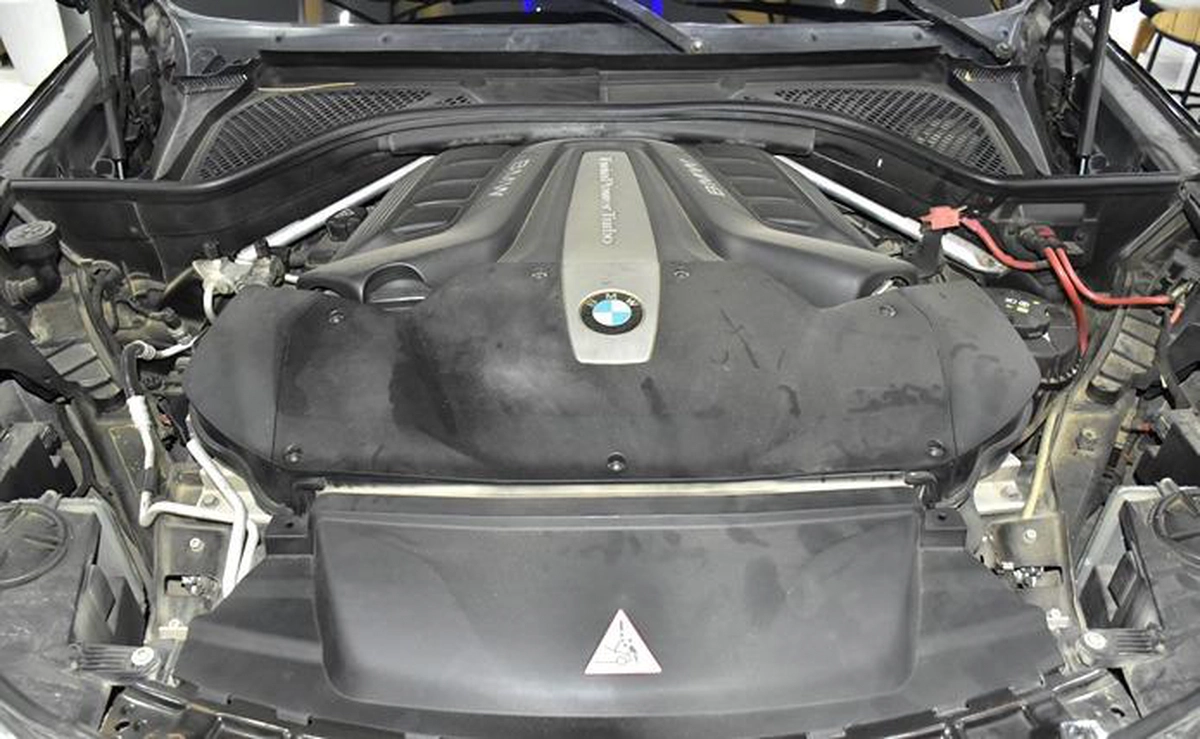 BMW X5 xDrive50i ( 2014 Model ) in Brown Color GCC Specs