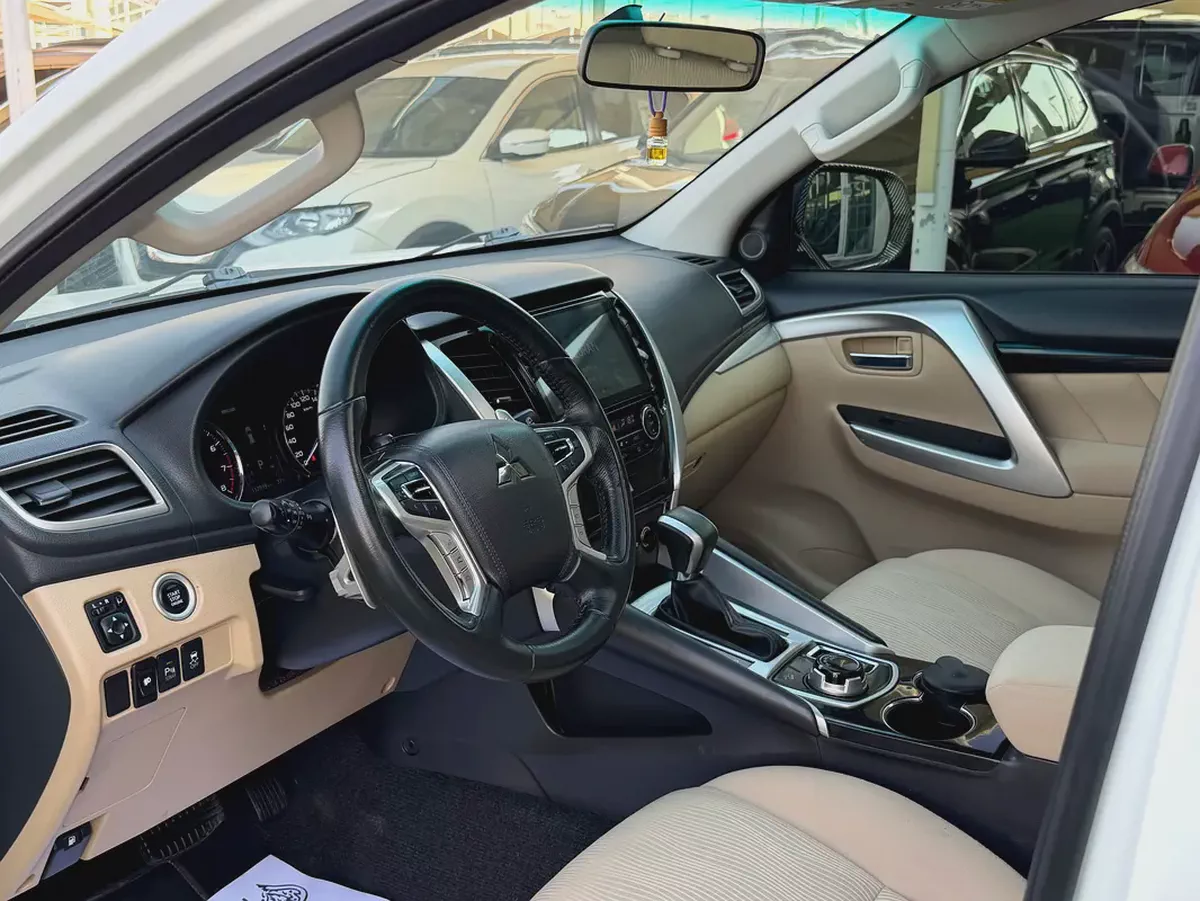 Mitsubishi Montero Sport -2019-GLS -4WD Medium Line - GCC -FREE ACCIDENT—ORIGINAL PAINT-12-12