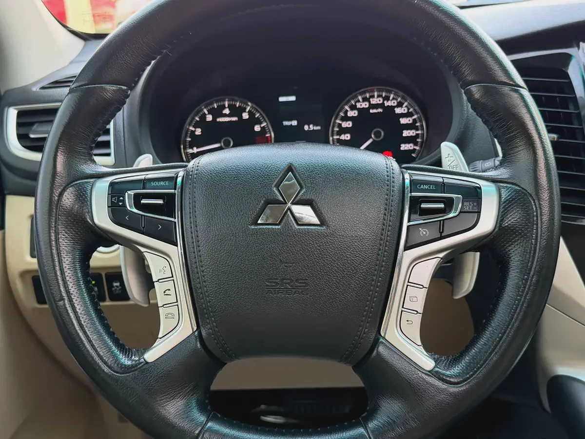 Mitsubishi Montero Sport -2019-GLS -4WD Medium Line - GCC -FREE ACCIDENT—ORIGINAL PAINT-15-15