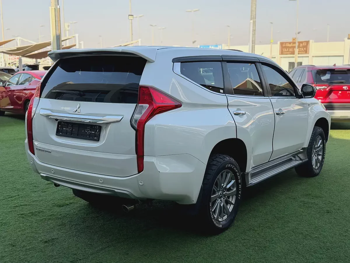 Mitsubishi Montero Sport -2019-GLS -4WD Medium Line - GCC -FREE ACCIDENT—ORIGINAL PAINT-5-5