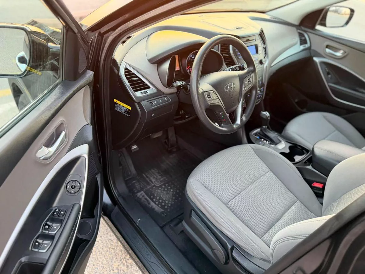 Hyundai Santa Fe  2016 Hyundai Santa Fe 2.4L V4 GDi Engine - Canadian Specs Clean Car - Eco Drive Mode --10-0