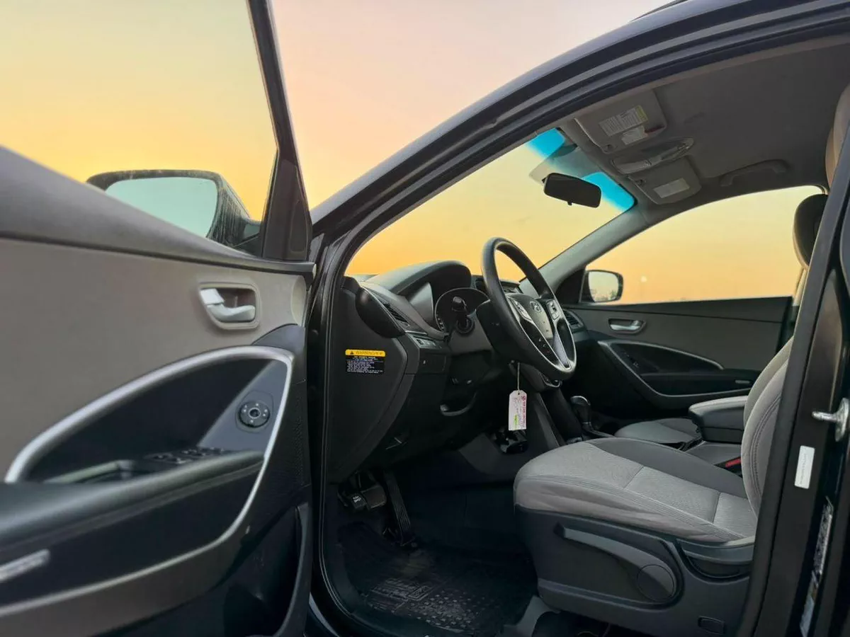 Hyundai Santa Fe  2016 Hyundai Santa Fe 2.4L V4 GDi Engine - Canadian Specs Clean Car - Eco Drive Mode --11-0