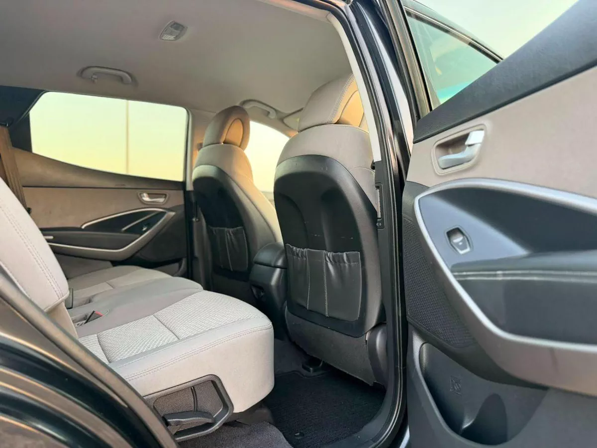 Hyundai Santa Fe  2016 Hyundai Santa Fe 2.4L V4 GDi Engine - Canadian Specs Clean Car - Eco Drive Mode --14-0