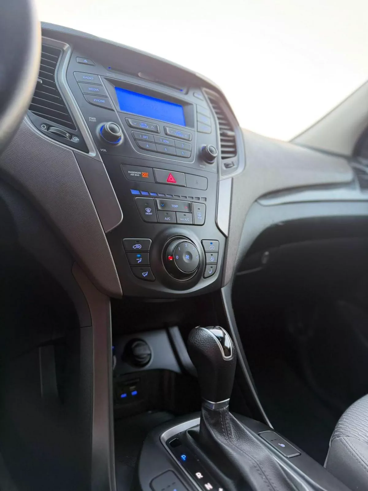 Hyundai Santa Fe  2016 Hyundai Santa Fe 2.4L V4 GDi Engine - Canadian Specs Clean Car - Eco Drive Mode --16-0