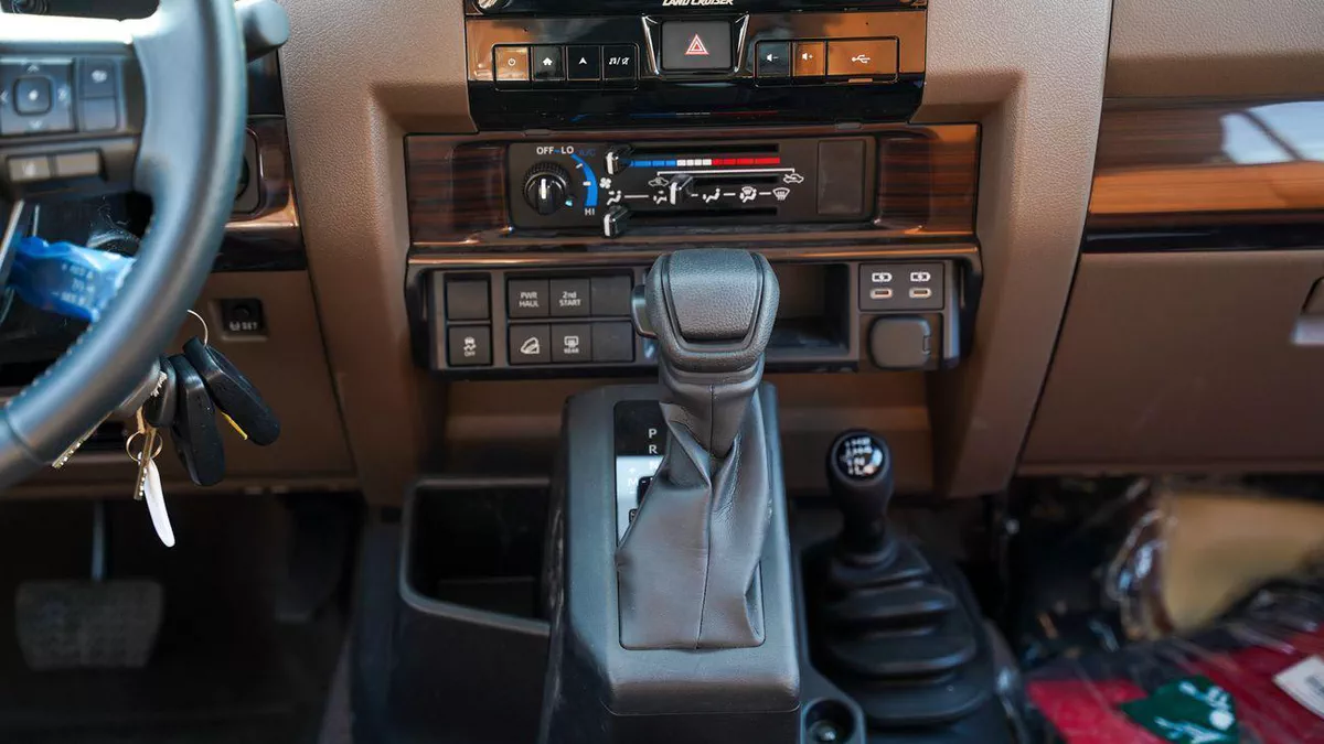 Toyota Land Cruiser 70 LC76 LX LX-6-0