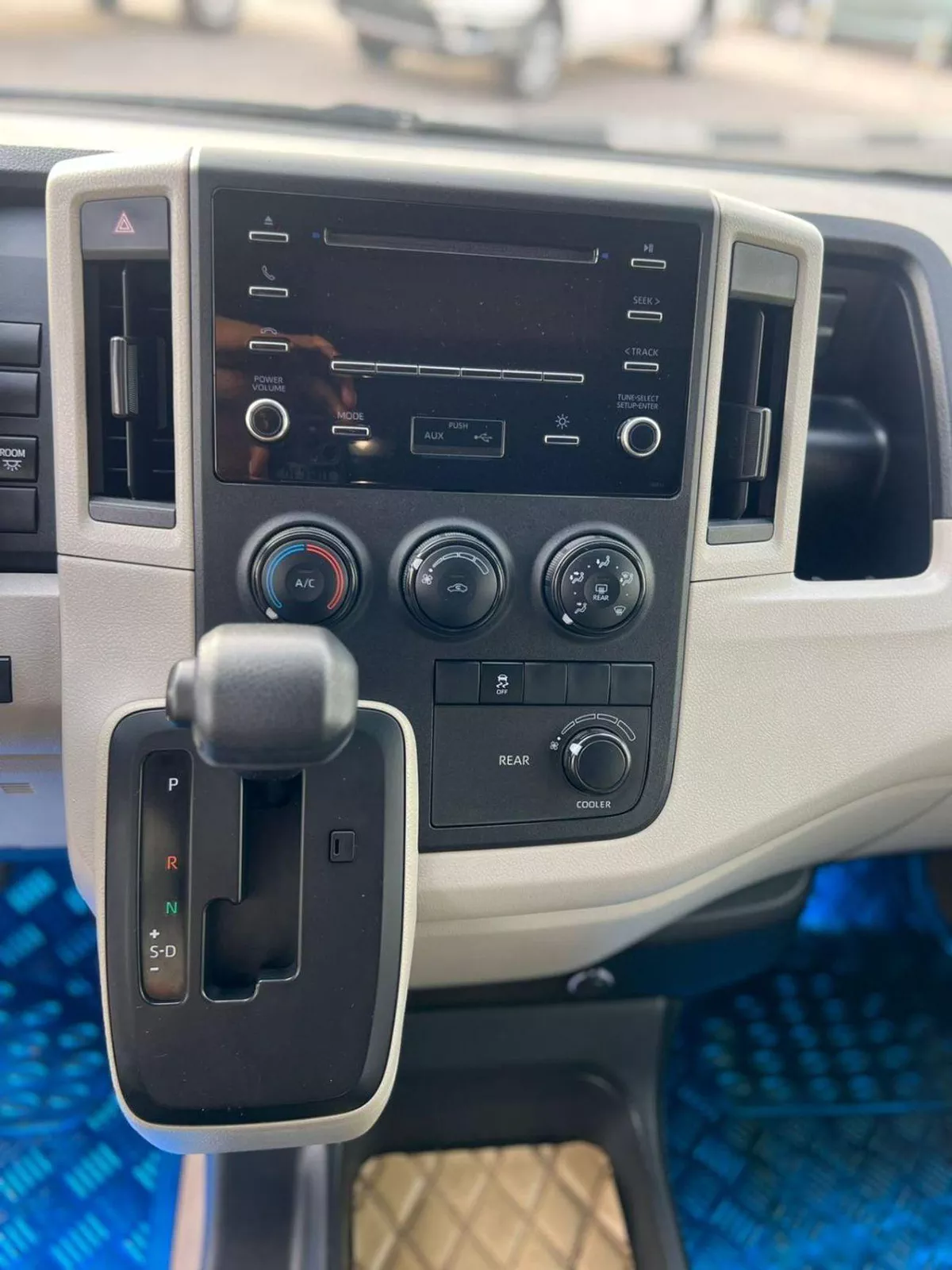 Toyota Hiace GL 2023 Toyota Hiace 3.5L V6 - GCC - Passenger Full Automatic - Patrol - 13 Seater - No Accident - 8-18-0