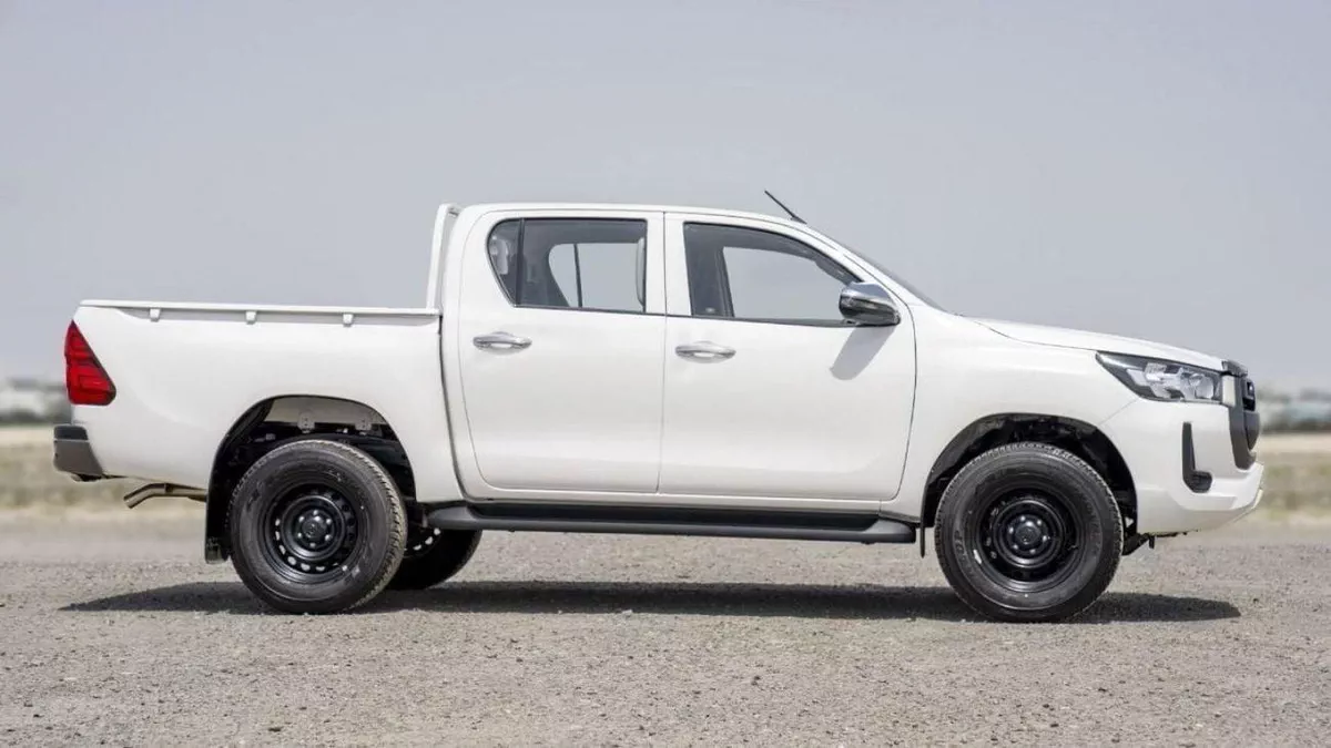 Toyota Hilux GL (LHD) TOYOTA HILUX DC COMFORT PLUS 2.4D MT 4X4 MY2025 - WHITE-7-0