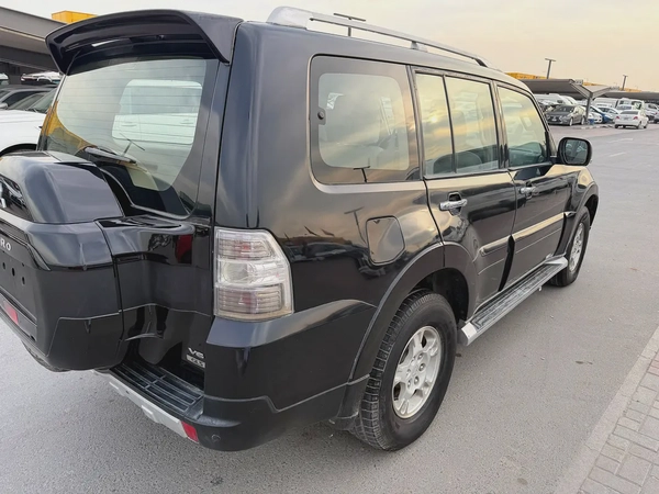 Mitsubshi pajero 2008 look 2020 balck color GCC
