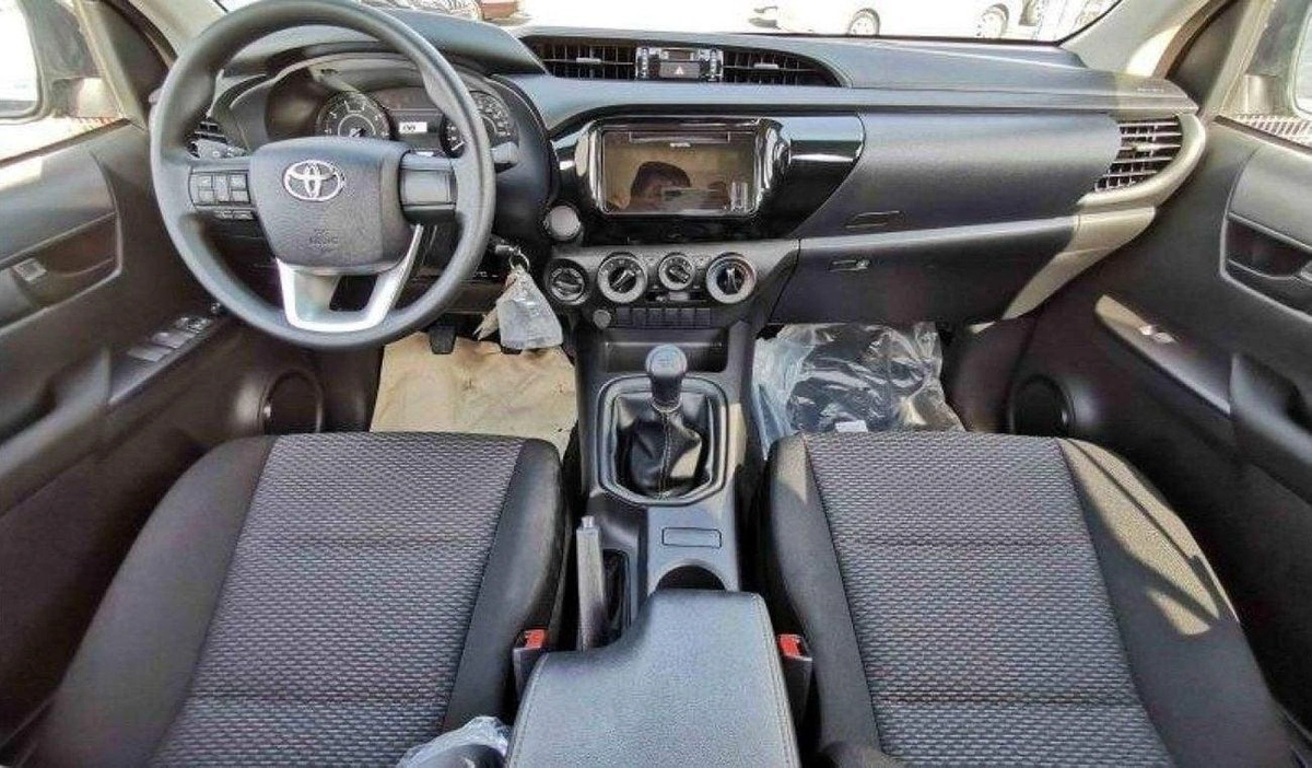 Toyota Hilux Toyota Hilux 2.4L Diesel MT Mid Option 2025-10-0