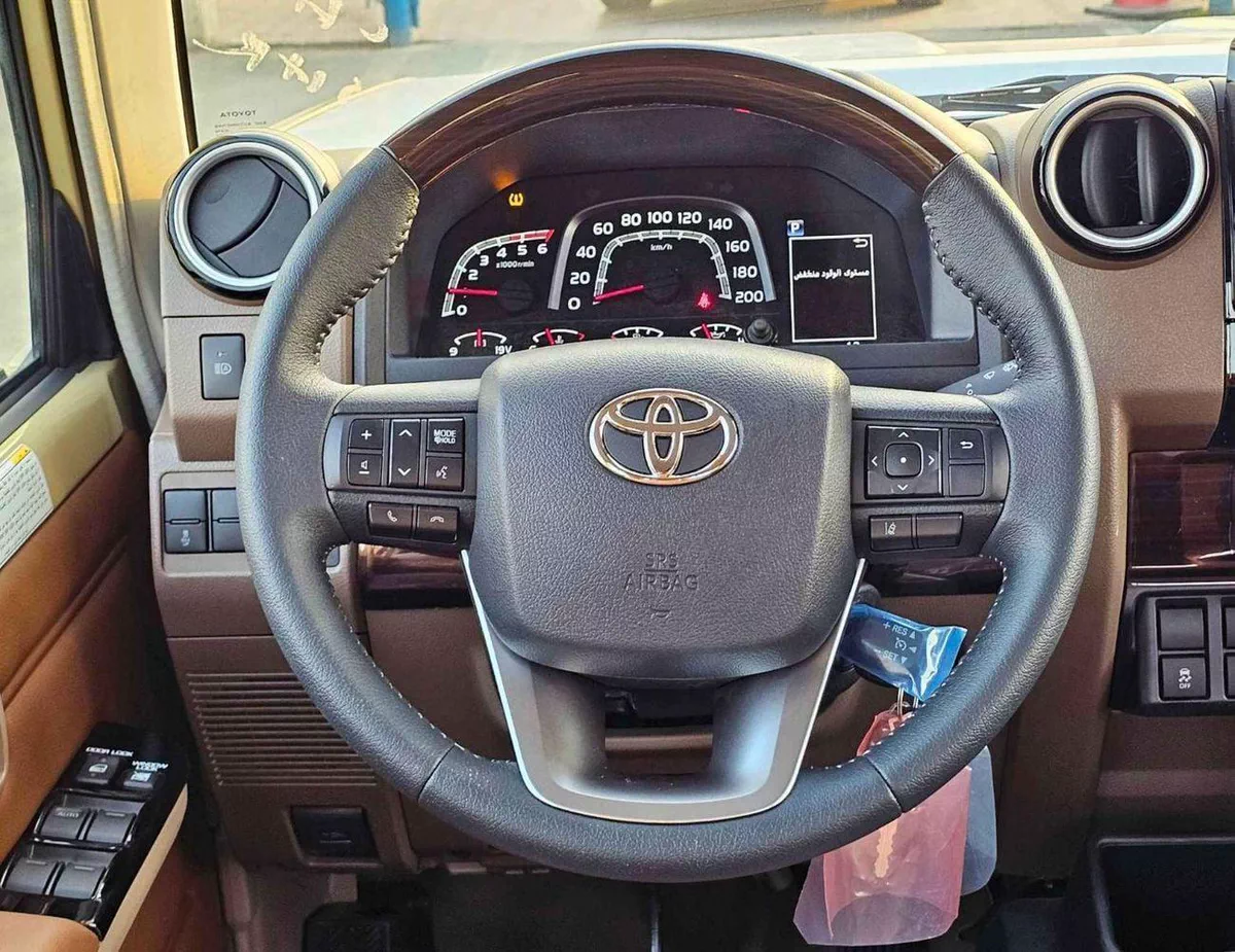 Toyota Land Cruiser Pick Up  DOUBLE CABIN / 2.8L V4 DIESEL A/T / DVD CAMERA / WINCH , SNORKEL / DIFF LOCK (CODE # LC-14-0