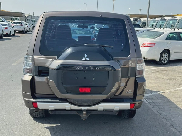 Mitsubshi Pajero 2015 brown color GCC calen car