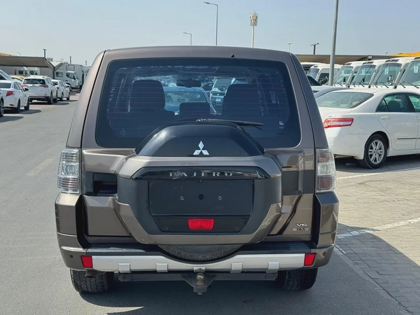 Mitsubshi Pajero 2015 brown color GCC calen car