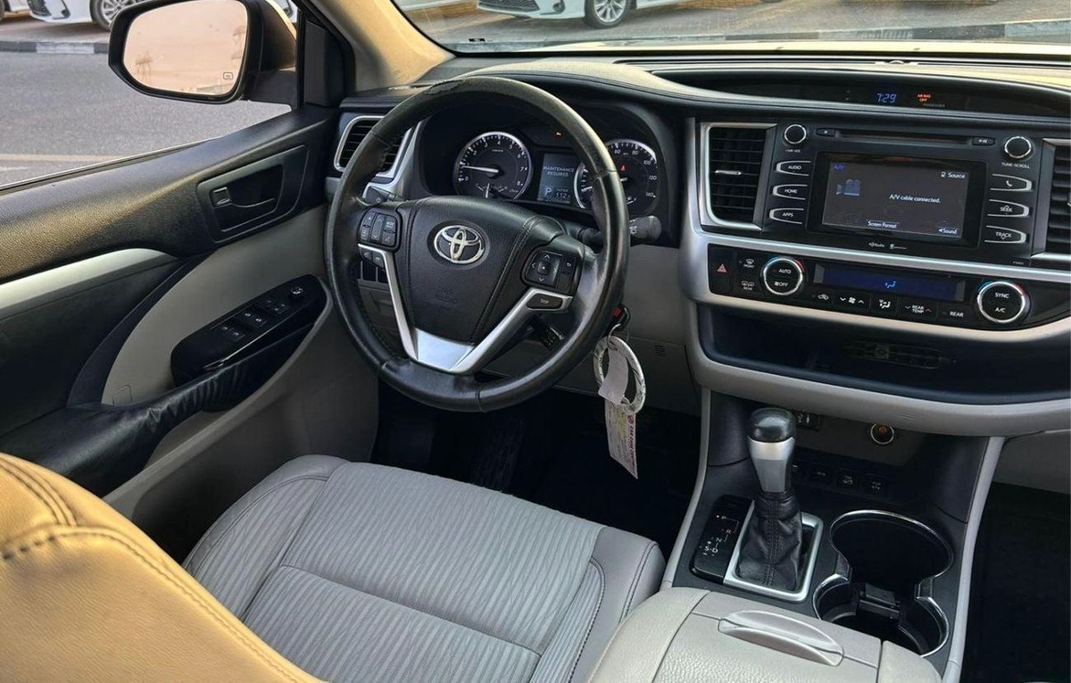 Toyota Highlander HYBRID 2014 Toyota Highlander 3.5L V6 - MidOption+ 7 Seater - Truck Auto - Electric Seat - Rear CAM-9-0