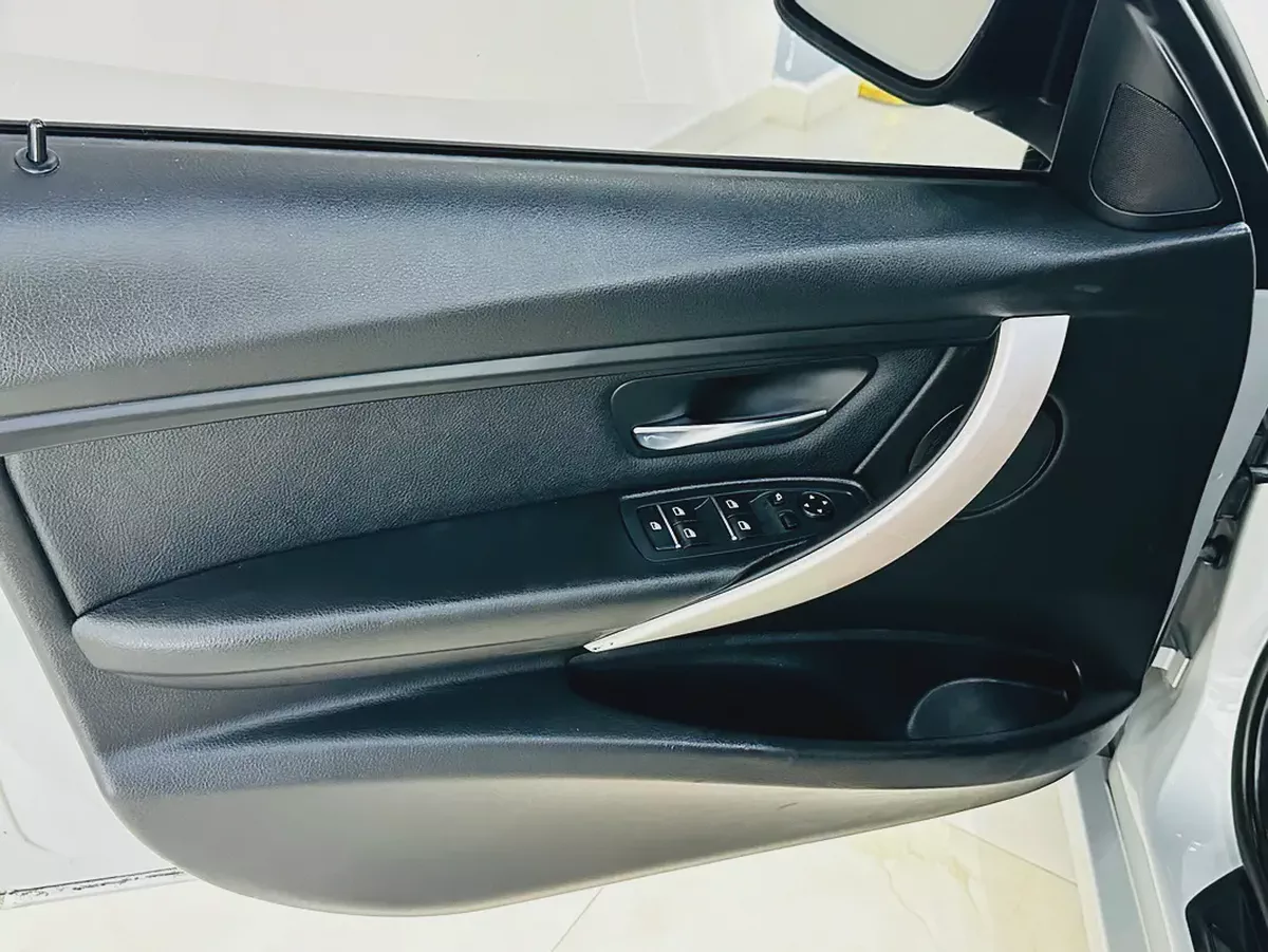 BMW 320i XDRIVE 2018 WITH ONE YEAR WARRANTY-9-9