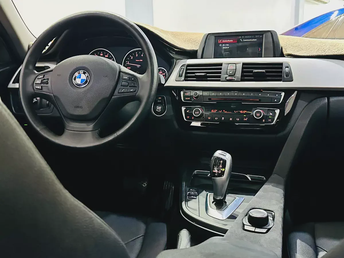 BMW 320i XDRIVE 2018 WITH ONE YEAR WARRANTY-12-12