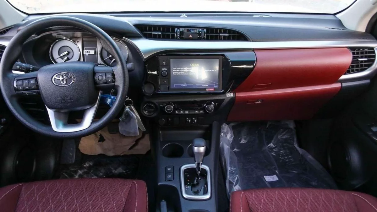 Toyota Hilux SGLX HILUX GLX 2.7L AT PETROL 2024-8-0