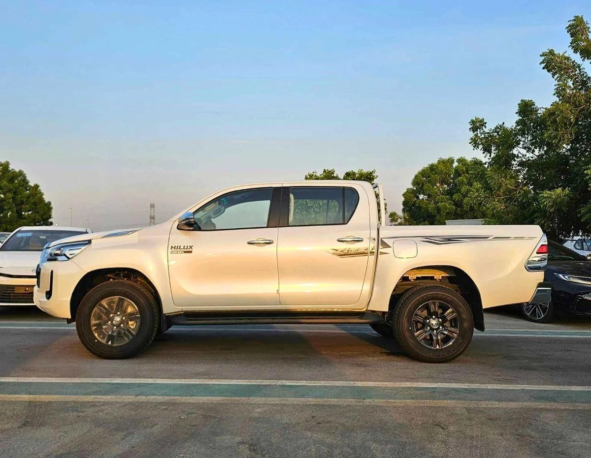 Toyota Hilux SR5 WIDE BODY / 2.4L DIESEL V4 A/T / PUSH START / REAR CAMERA / REAR CHROME BUMPER-3-3