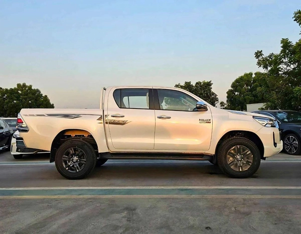 Toyota Hilux SR5 WIDE BODY / 2.4L DIESEL V4 A/T / PUSH START / REAR CAMERA / REAR CHROME BUMPER