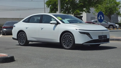 Nissan N6 180 Max (White Black)-0