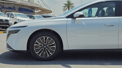 Nissan N6 180 Max (White Black)-4