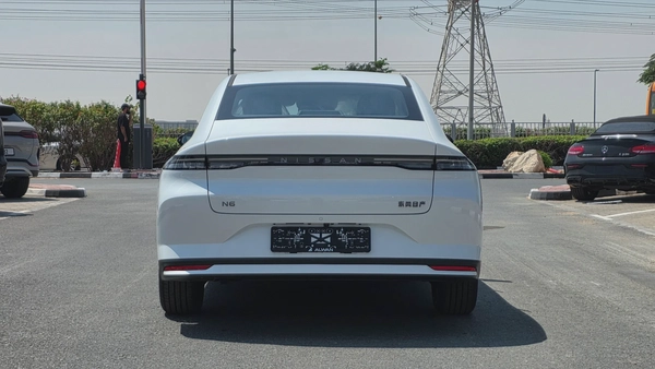 Nissan N6 180 Max (White Black)