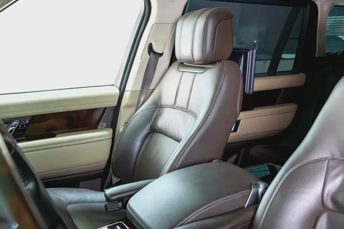 Range Rover Vogue Long Wheel Base-GCC-SVO Kit-Full Service History Available-Under Warranty-15-15