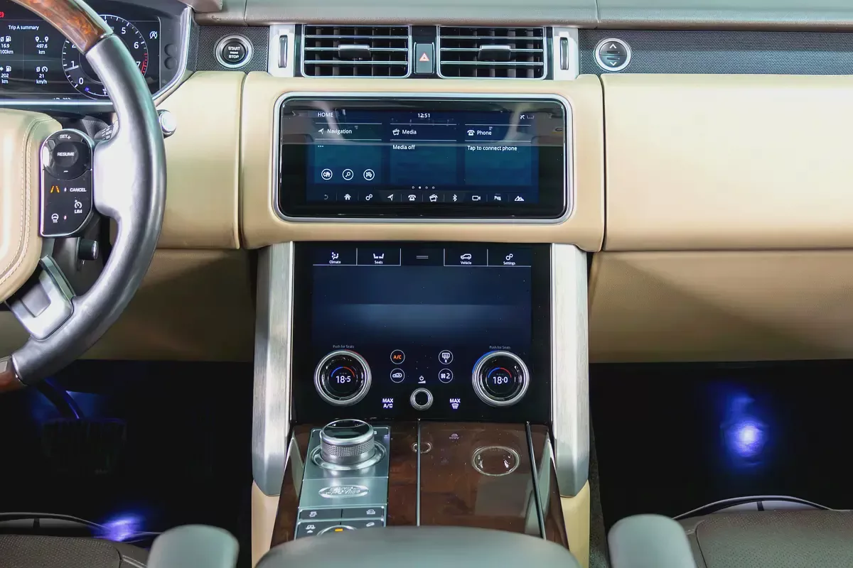 Range Rover Vogue Long Wheel Base-GCC-SVO Kit-Full Service History Available-Under Warranty-19-19