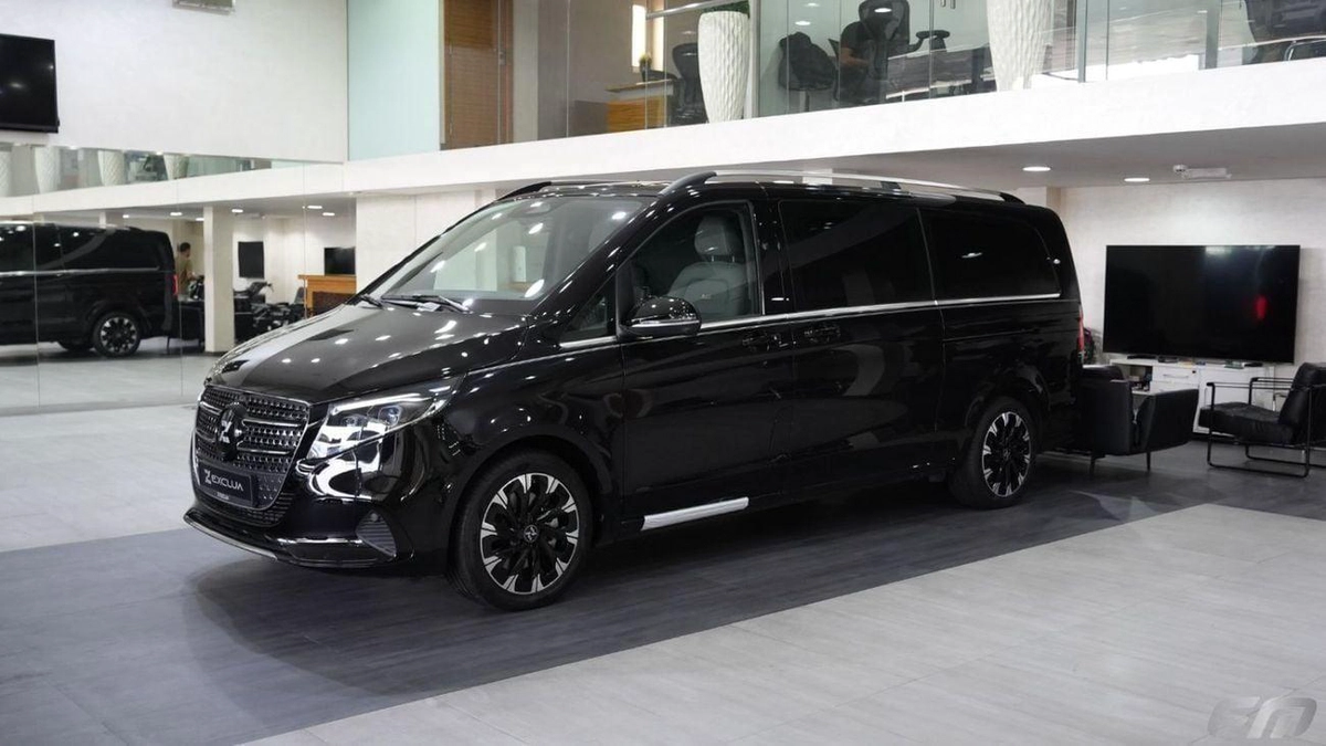 Mercedes Benz V300 AVANTGARDE VIP BUSINESS VAN –  FULL LUXURY OPTION | BRAND NEW | GCC | 2025
