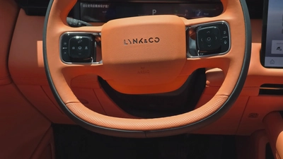 Lynk & Co 900 (White)-9