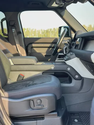 Land Rover Defender 110 SE P400 · 2021 · Canadian Specs · 84,000 km · Full Black ·-10