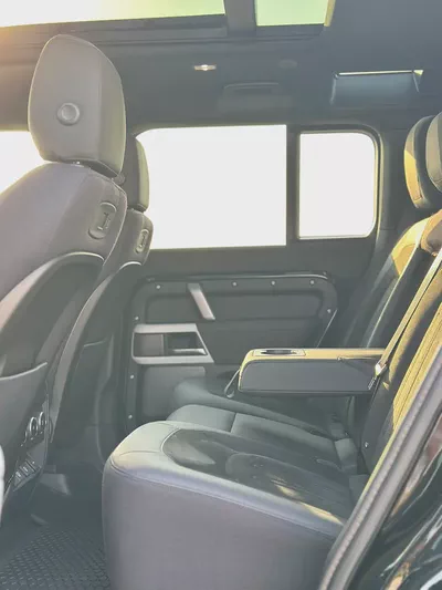 Land Rover Defender 110 SE P400 · 2021 · Canadian Specs · 84,000 km · Full Black ·-13