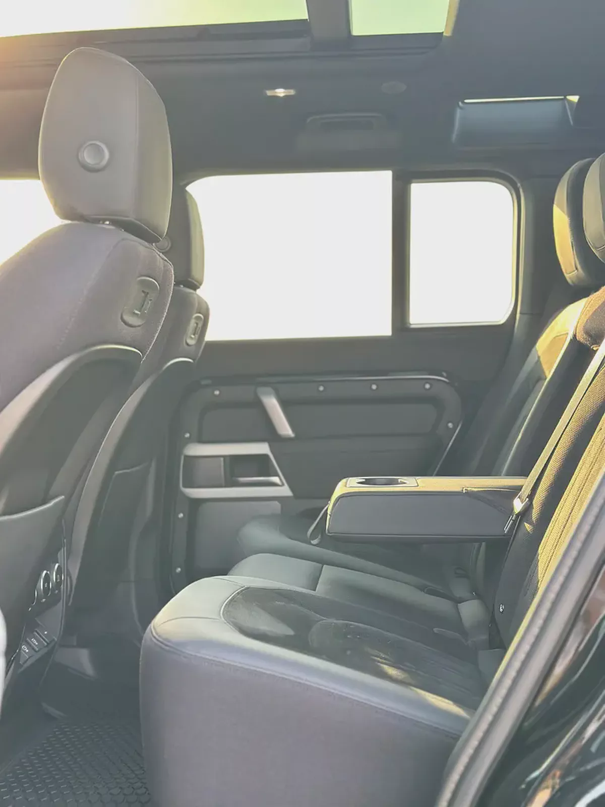 Land Rover Defender 110 SE P400 · 2021 · Canadian Specs · 84,000 km · Full Black ·-13-13