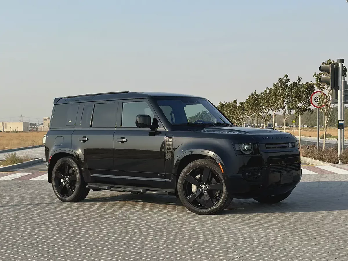 Land Rover Defender 110 SE P400 · 2021 · Canadian Specs · 84,000 km · Full Black ·