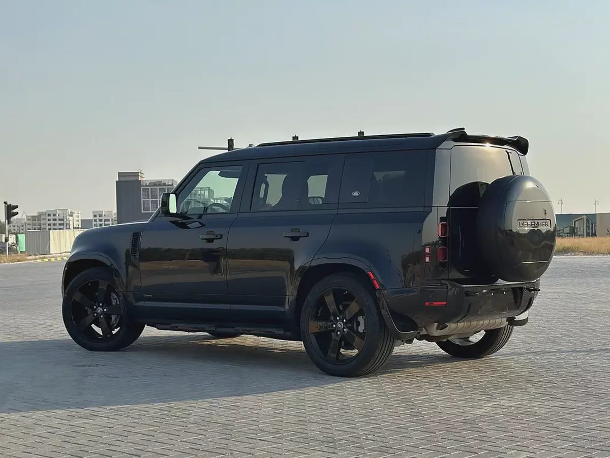 Land Rover Defender 110 SE P400 · 2021 · Canadian Specs · 84,000 km · Full Black ·-1-1
