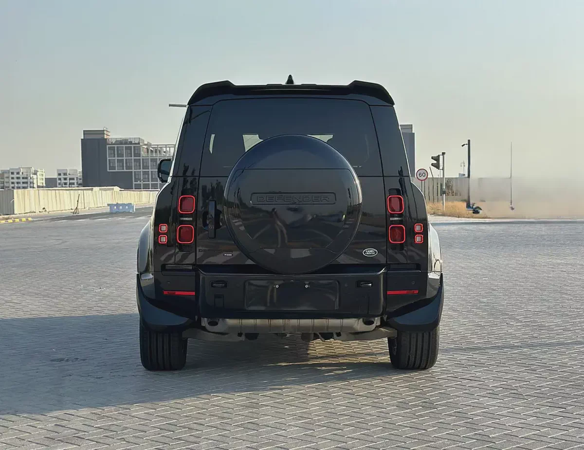 Land Rover Defender 110 SE P400 · 2021 · Canadian Specs · 84,000 km · Full Black ·-3-3