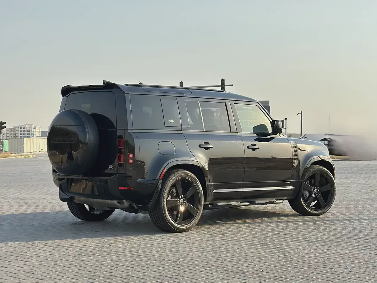 Land Rover Defender 110 SE P400 · 2021 · Canadian Specs · 84,000 km · Full Black ·-5-5