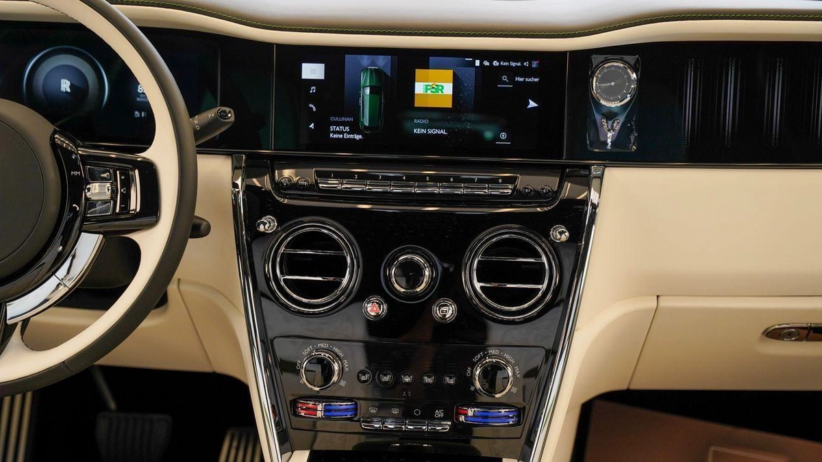 Rolls Royce Cullinan STD Rolls Royce Cullinan - Silver Badge - 2026-5-5