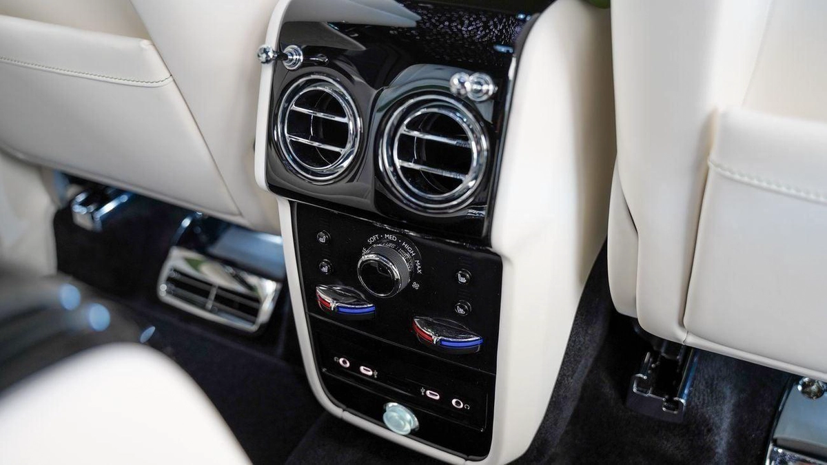 Rolls Royce Cullinan STD Rolls Royce Cullinan - Silver Badge - 2026-9-9