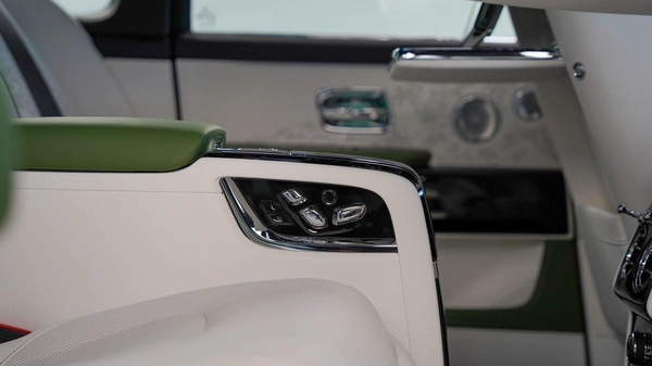 Rolls Royce Cullinan STD Rolls Royce Cullinan - Silver Badge - 2026