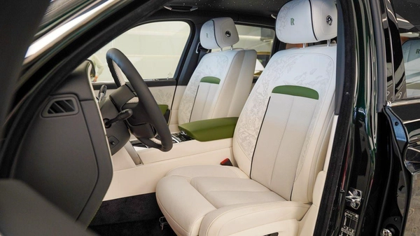 Rolls Royce Cullinan STD Rolls Royce Cullinan - Silver Badge - 2026