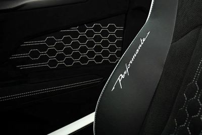 URUS PERFORMANTE | TWO TONE INTERIOR ALCANTARA SEATS | CARBON INT/EXT | MASSAGE SEAT-2