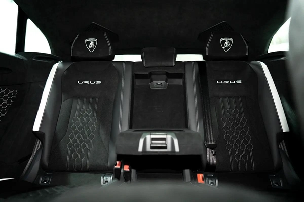 URUS PERFORMANTE | TWO TONE INTERIOR ALCANTARA SEATS | CARBON INT/EXT | MASSAGE SEAT