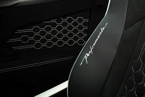 URUS PERFORMANTE | TWO TONE INTERIOR ALCANTARA SEATS | CARBON INT/EXT | MASSAGE SEAT