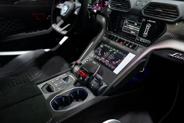 URUS PERFORMANTE | TWO TONE INTERIOR ALCANTARA SEATS | CARBON INT/EXT | MASSAGE SEAT