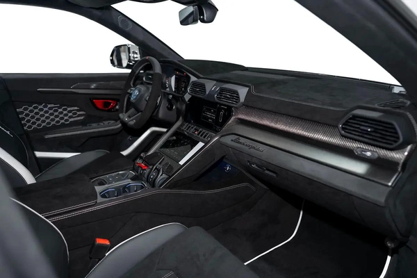 URUS PERFORMANTE | TWO TONE INTERIOR ALCANTARA SEATS | CARBON INT/EXT | MASSAGE SEAT