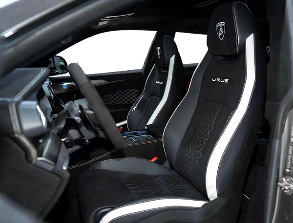 URUS PERFORMANTE | TWO TONE INTERIOR ALCANTARA SEATS | CARBON INT/EXT | MASSAGE SEAT